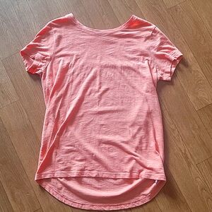 An old navy T-shirt in the size xL